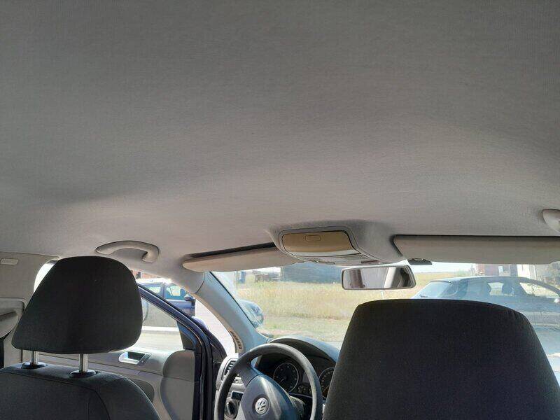 Volan i prednja sedišta u automobilu