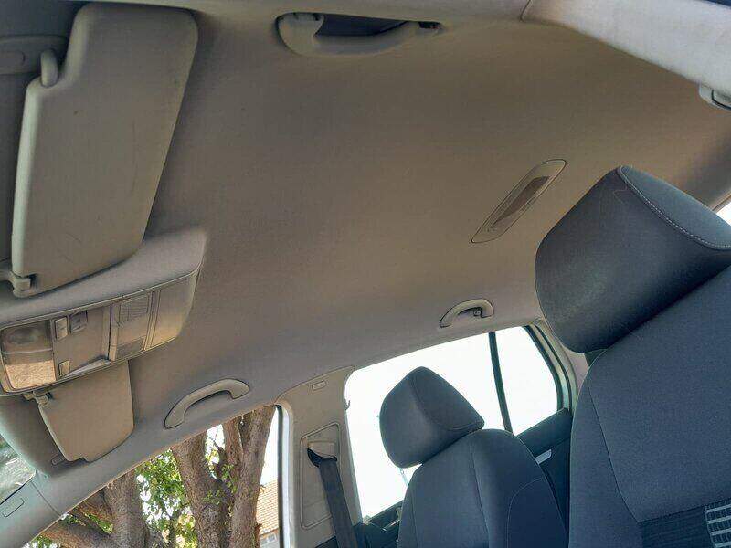 Zadnja sedišta u automobilu ispod tapaciranog plafona