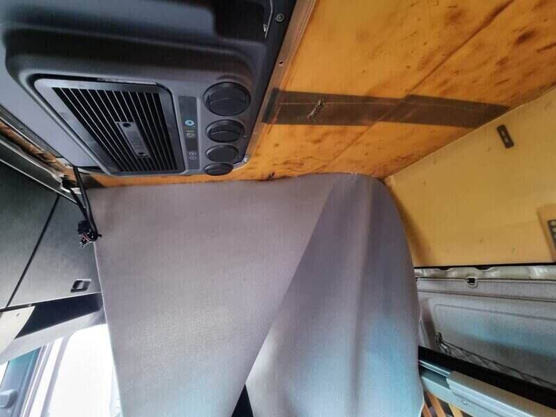 Auto nebo u vozilu sa skinutom presvlakom