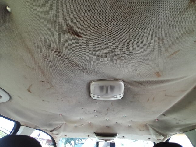 Zaprljano i izgužvano auto nebo u Audiju